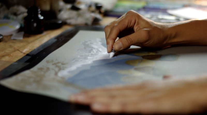 Émilie Tarascou dessinant à la main